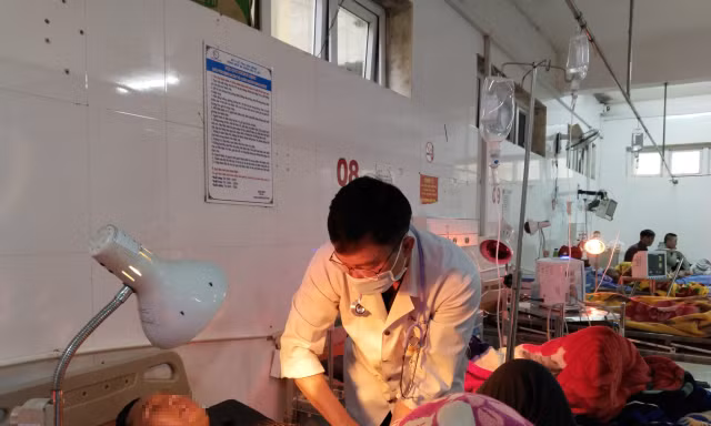Cả gia đình 3 thế hệ nhập viện cấp cứu sau khi ăn nấm lạ