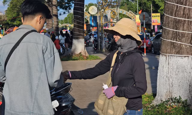 Ngang nhiên lập bãi giữ xe 'móc túi' du khách giữa TP Buôn Ma Thuột