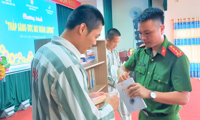 Tủ sách 'Vườn ươm cuộc sống' thắp sáng ước mơ hoàn lương