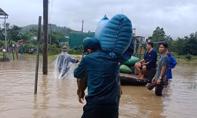 Lực lượng đội phản ứng hỗ trợ di dời tài sản cho người dân