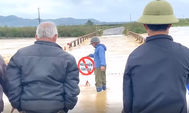 Nước sông dâng ngập cầu, người dân đi vòng 10 cây số 