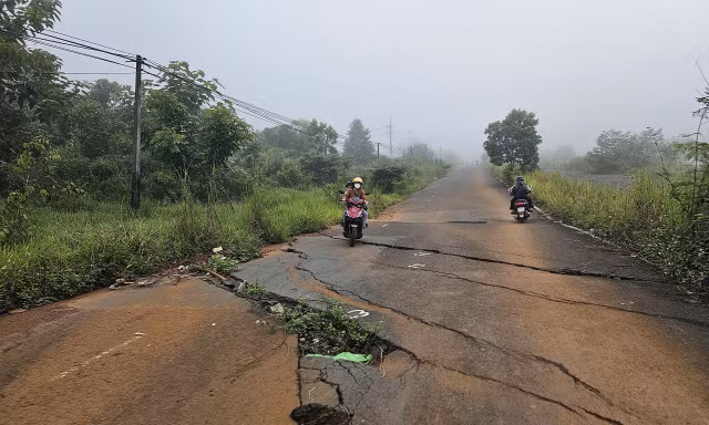 Đường tiền tỷ bỏ hoang gây lãng phí ở phố thị hoa vàng 