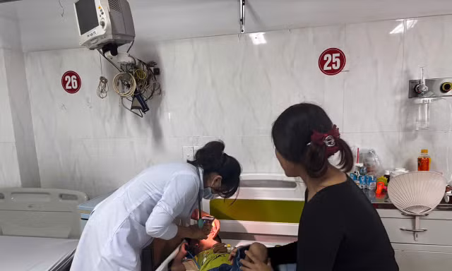 Bé trai khó thở cả tháng, bác sĩ gắp ra bóng đèn LED, cục tẩy bút chì