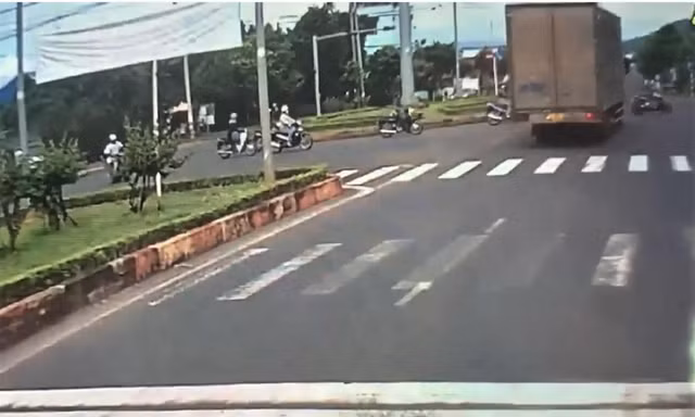 Tước bằng lái tài xế xe tải vượt đèn đỏ, lao vun vút trên cung đường ‘tử thần’