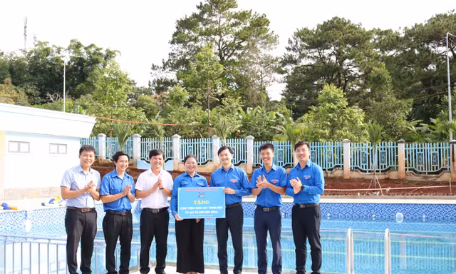 Bí thư Trung ương Đoàn Nguyễn Minh Triết tham gia lễ trồng cây ở Đắk Nông