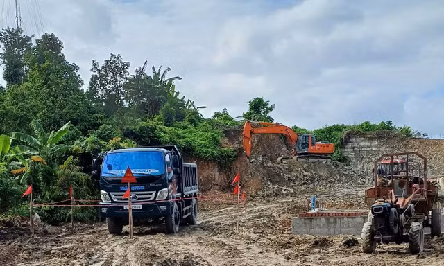 Múc đất làm móng nhà, run người phát hiện quả bom nằm gọn trên xe tải