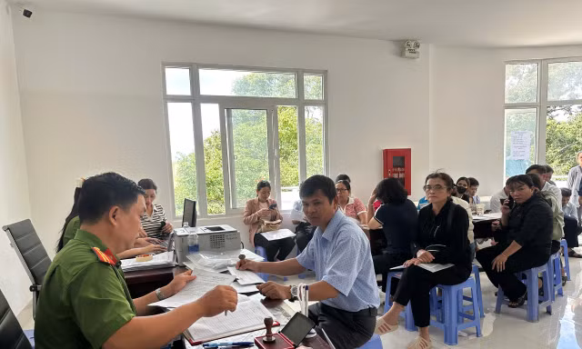 Công an Đắk Lắk làm việc xuyên ngày nghỉ để thu hồi, cấp đổi con dấu