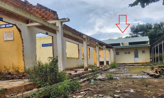Nhà vệ sinh mới khóa trái, học sinh nín nhịn vì chỗ cũ quá bẩn