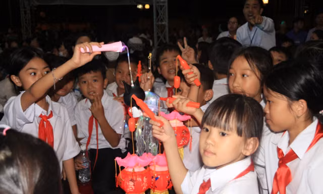 Hơn 3.000 trẻ Đắk Lắk vui Tết Trung thu dưới cơn mưa phùn 