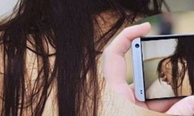 Xông vào nhà nghỉ quay clip người tình quan hệ với người đàn ông khác rồi tống tiền