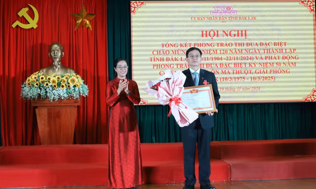 Tặng Huân chương Lao động hạng Ba, Chiến sĩ thi đua toàn quốc cho Bí thư Đắk Lắk