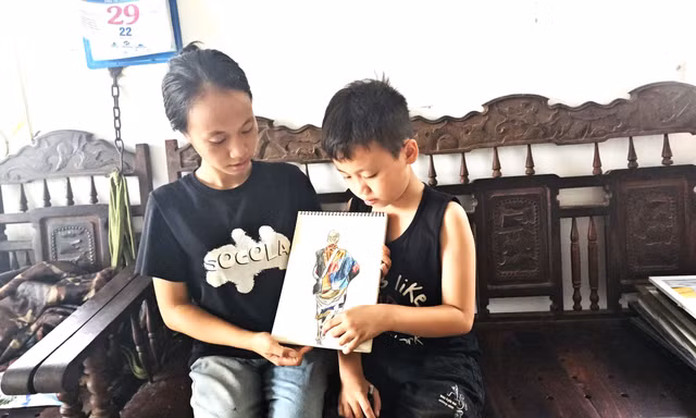 Bé trai 10 tuổi vẽ tranh về sư Thích Minh Tuệ thu hút người xem
