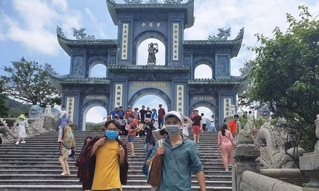 Đà Nẵng: Fan lỡ hẹn với Wowy, Dế Choắt, Tlinh... đường phố ngày lễ vắng hơn ngày thường