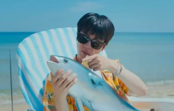 Jin BTS tung MV "Super Tuna", cầu hôn ai mà khiến ARMY "hờn ghen" hết nấc?