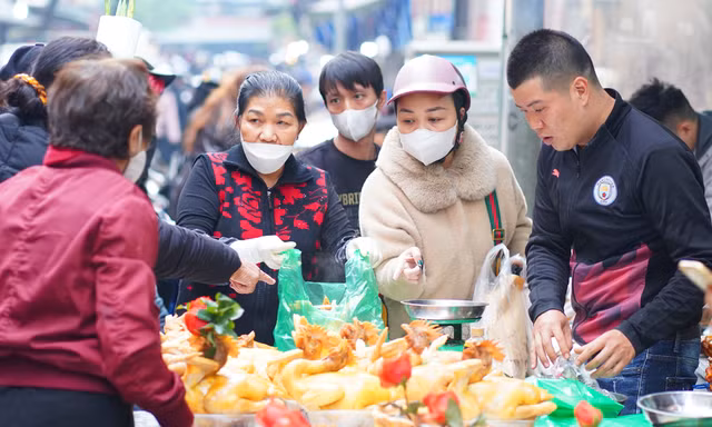 Chen chân ở 'chợ nhà giàu' Hà Nội từ sáng sớm 30 Tết