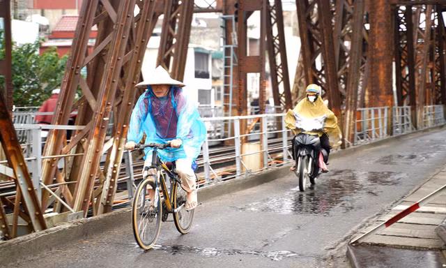 Hà Nội đón gió lạnh đầu mùa kèm mưa phùn