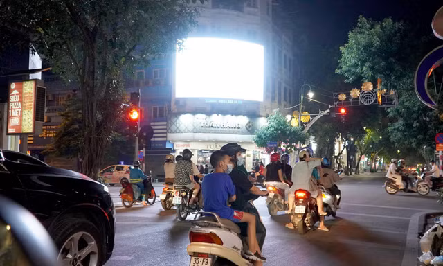 Nhiễu loạn quan sát do ‘ô nhiễm’ đèn led quảng cáo cường độ cao 