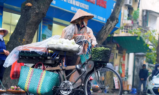 Người lao động đường phố Hà Nội quay quắt mưu sinh dưới mưa rét