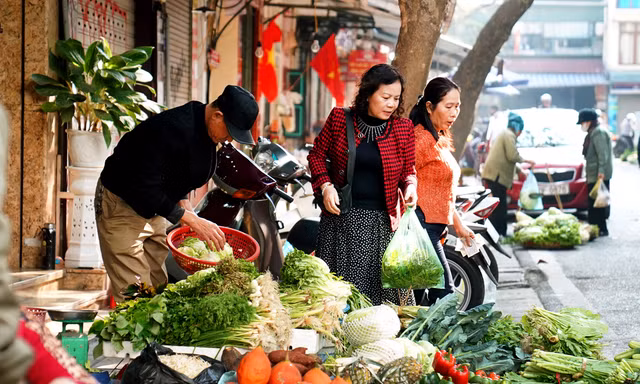 Rau xanh hút khách ở chợ 'nhà giàu' ngày mùng 3 Tết