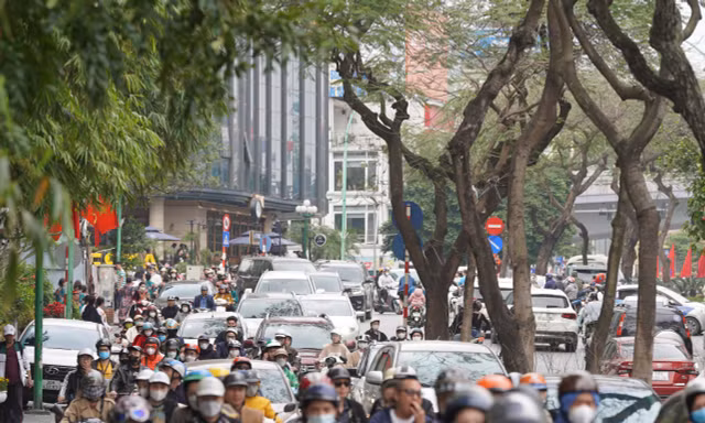 Áp lực giao thông nội đô tăng cao trong chiều tối mùng 5 Tết