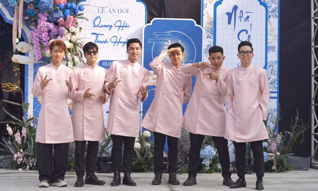 Nguyên dàn TikToker triệu view bê tráp trong đám hỏi Quang Hải 