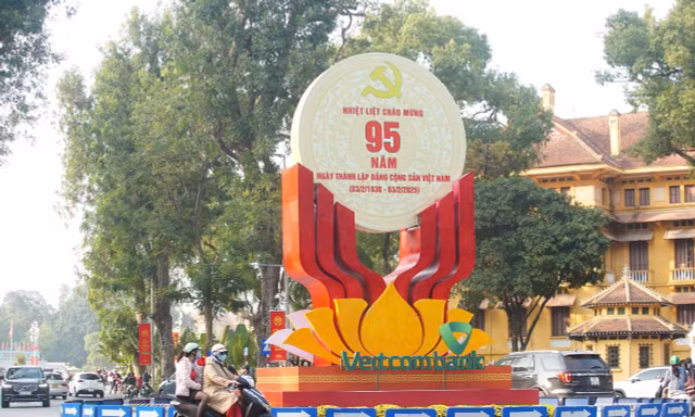 Phố phường Hà Nội trang hoàng rực rỡ chào mừng ngày thành lập Đảng