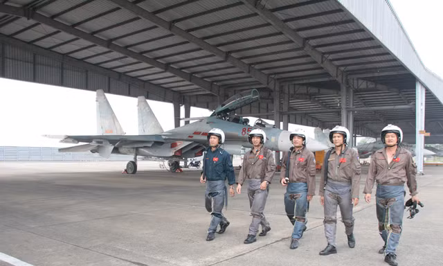 Chuẩn bị lên máy bay xuất kích