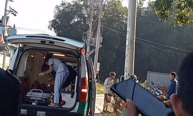 Cha chết lặng khi thấy người bị cháy đen trên đường chính là con trai