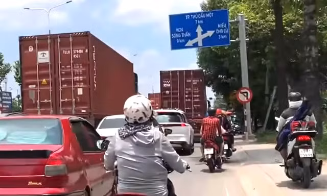 Bình Dương hết cảnh xe container ép xe máy lên lề đường