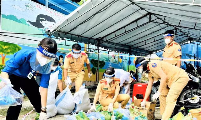 Hơn 500 học viên cảnh sát đến hỗ trợ Bình Dương chống dịch