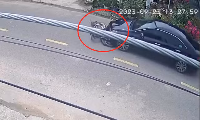 Video ô tô du lịch kéo lê chiếc xe máy trên đường sau va chạm
