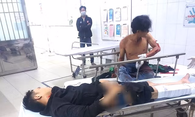 Tên cướp ngã bất tỉnh sau khi chém tài xế, lấy xe bỏ chạy