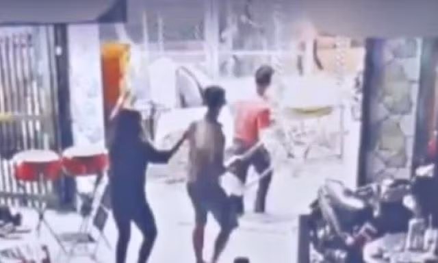 Đôi nam nữ vào đám tang lánh nạn vẫn bị nhóm cướp lao vào tấn công
