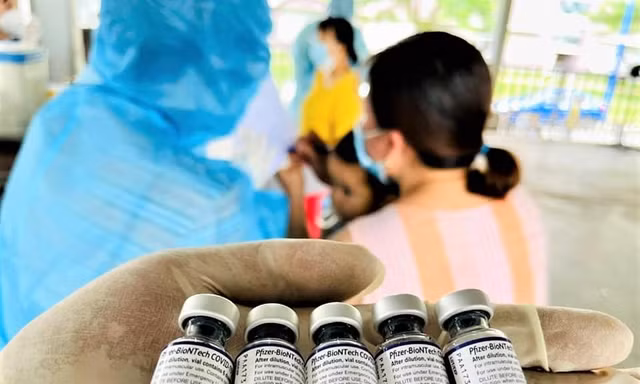 Giáo viên, học sinh và phụ huynh 'khóc ròng' vì bị ép tiêm vắc xin