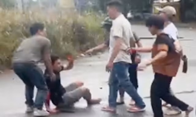 Hẹn đến quán cà phê giải quyết mâu thuẫn, 3 người bị chém trọng thương