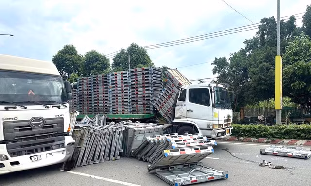 Người đi đường khiếp vía khi xe đầu kéo chở hàng tấn sắt đứt xích