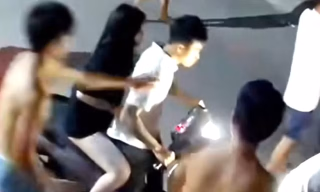 [CLIP] Thanh niên bị đánh hội đồng, lao xe máy vào người dù đã nằm bất động