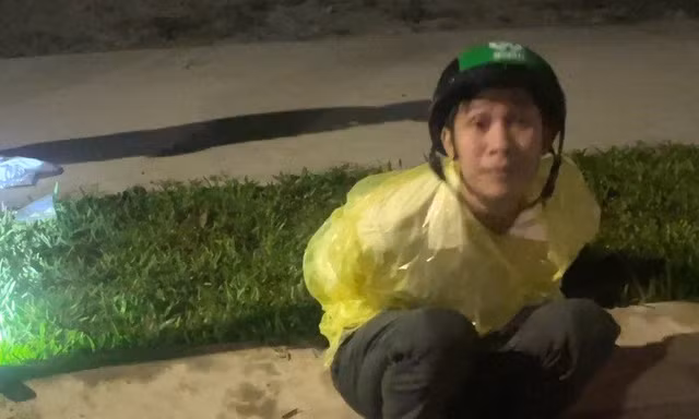 Tạm giữ hai đối tượng mang 4 khẩu súng đi bán
