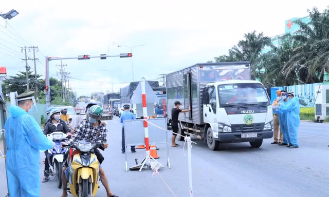 Bình Dương hỏa tốc ra văn bản về quản lý thông hành, đón công nhân trở lại làm việc