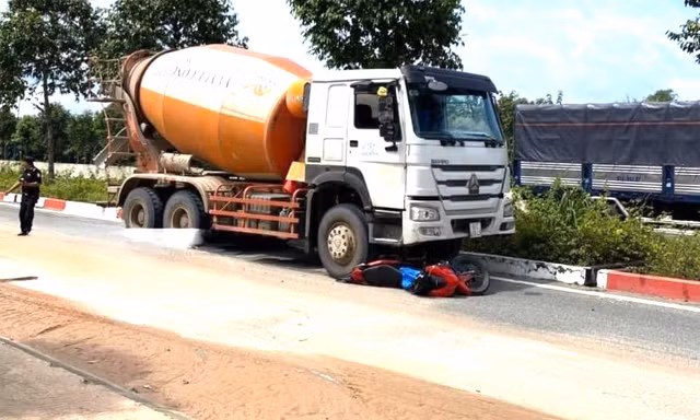 Xe bồn va chạm với xe máy, hai sinh viên thương vong 