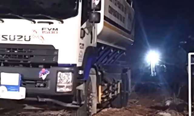 Cha bất cẩn lùi xe bồn làm con trai 2 tuổi tử vong
