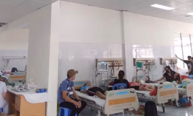 Những bệnh nhân đầu tiền đến điều trị tại bệnh viện trăm tỉ từng bỏ hoang