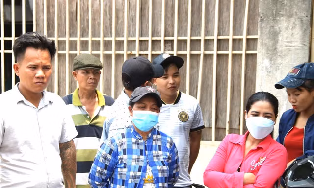 Sáng đi làm nhận tin nhà máy đóng cửa, công nhân 'cầu cứu' khắp nơi 