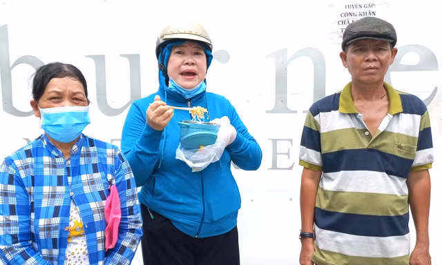 Nhóm công nhân sáng đi làm bất ngờ thấy nhà máy đóng cửa đã được trả lương