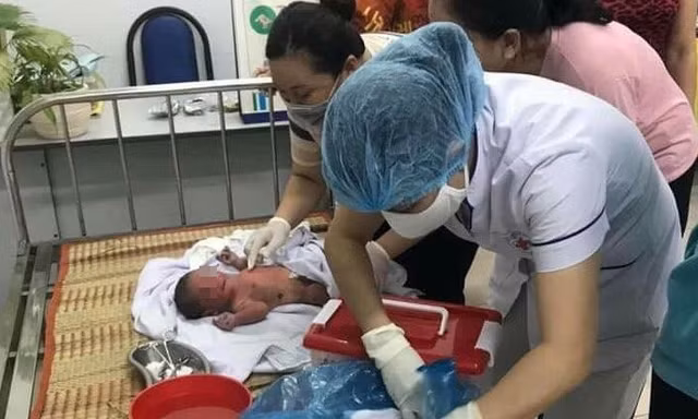 Bé sơ sinh còn dây rốn bị bỏ rơi ngoài ruộng 