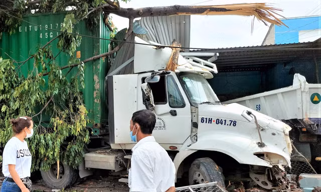 Xe container tông đổ trụ đèn, cây xanh rồi lao vào nhà dân