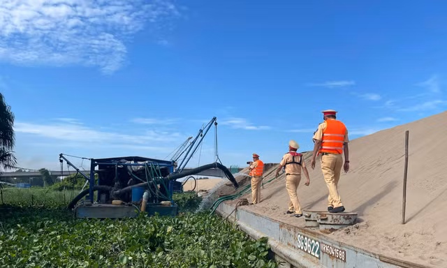 CSGT Bình Dương tổng kiểm soát, xử lý ‘cát tặc’