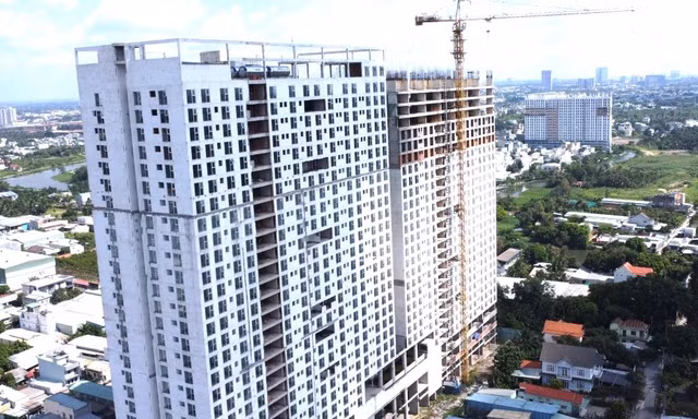 Cận cảnh đại dự án cao ốc bị xử lý vi phạm rồi...'đắp chiếu’ ở Bình Dương