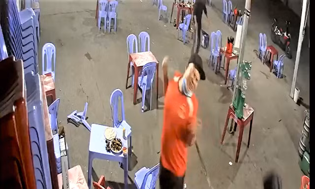 Clip: Cô gái bất lực nhìn bạn cầm mã tấu chém người trong quán nhậu
