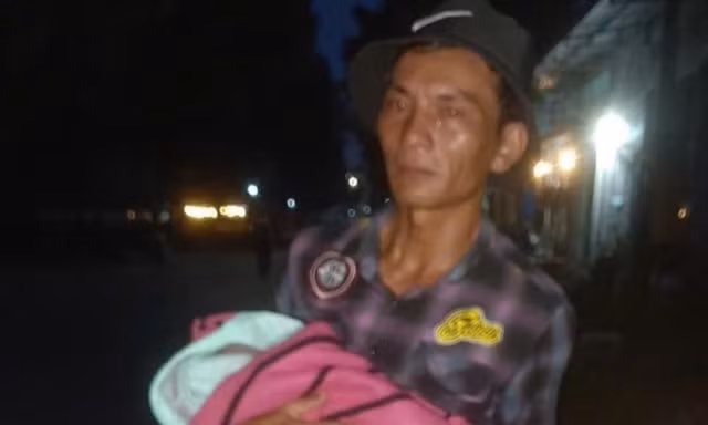 Thực hư người cha bế con mới sinh đi tìm vợ gây xôn xao 